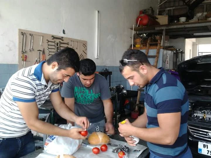 Garajda paylaşılan bir sofra